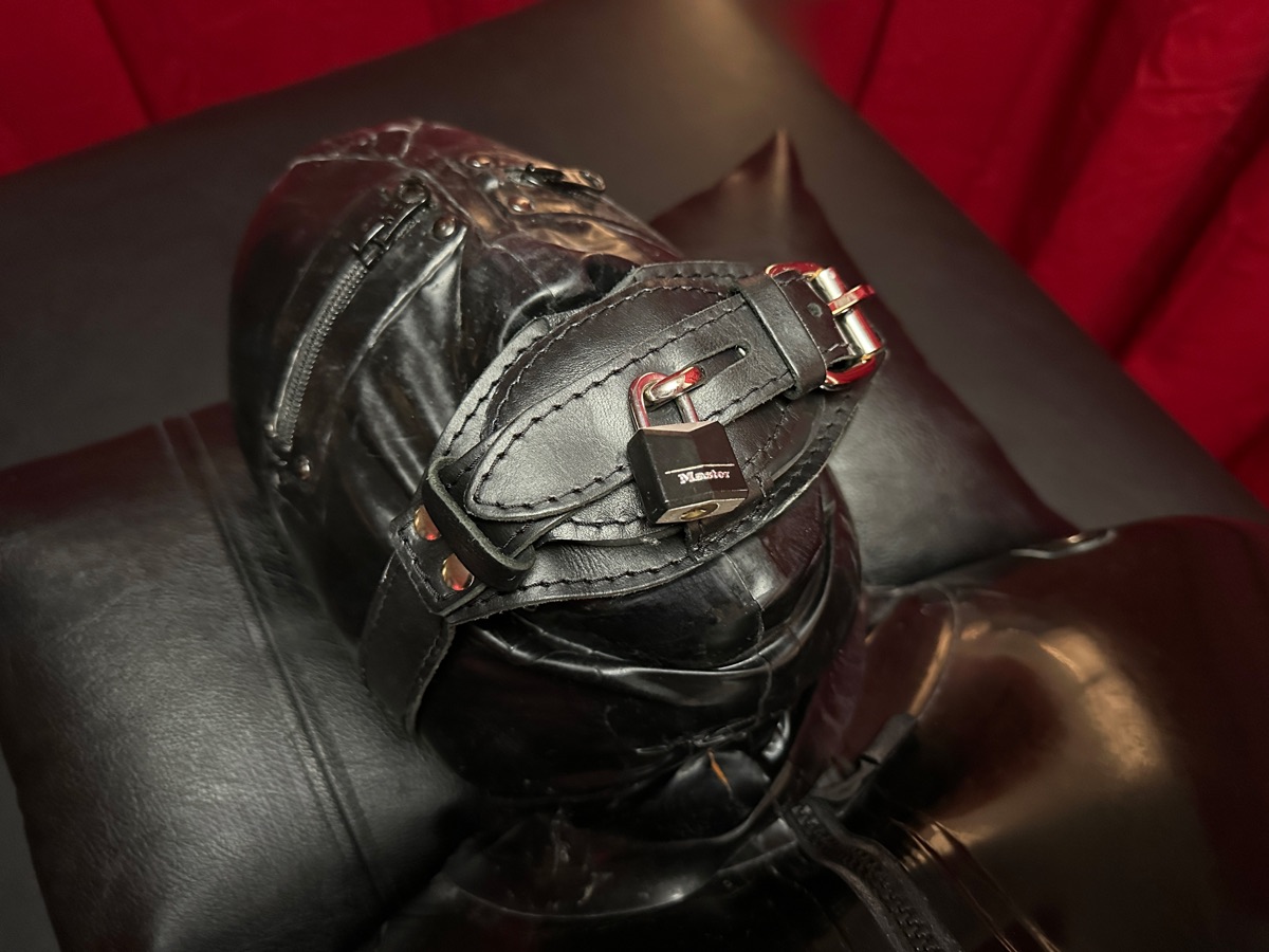 TS Mistress Mia in a leather control scene